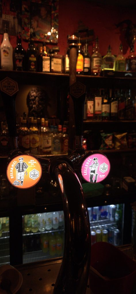 Beer taps with illustrated tap badges in front of the back bar